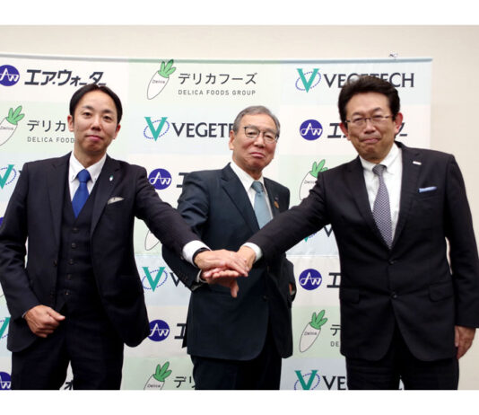 （左から）大﨑善保デリカフーズHD社長、豊田喜久夫エア・ウォーターCEO、遠矢康太郎ベジテック社長