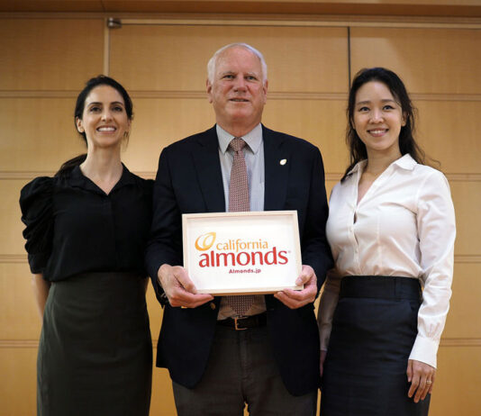 （左から）アレクシ・ロドリゲス氏、リチャード・ウェイコットCEO、ミュリエル・キム氏（米カリフォルニア・アーモンド協会）