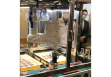 惣菜産業の人手不足解消へ「ロボットフレンドリー」な環境構築 業界初の技術も 経産省など取組み公開 汎用性高く多品種対応の高速弁当盛付ロボ