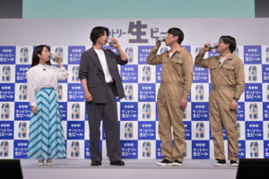 CMに出演する上白石萌音さん、山﨑賢人さん、オズワルドの2人（28日の発表会で）　「サントリー生ビール」