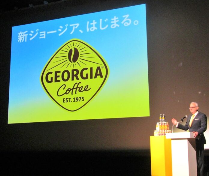 新ブランドロゴをお披露目する日本コカ・コーラのホルヘ・ガルドゥニョ社長
