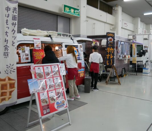 キッチンカーで手打ちうどんや牛すじカレーなどを販売