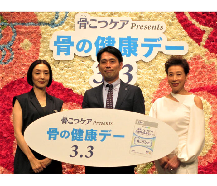 左から草刈民代さん、岩崎琢也部長（アサヒグループ食品）、前田美波里さん。4000本のカーネーションで作られたフラワーアートをバックに