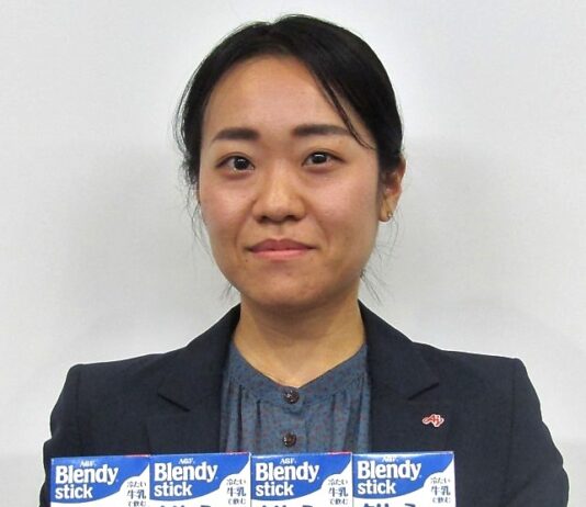 「ブレンディ」スティッククリーミーアイスシリーズをアピールする坂本今日子コンシューマービジネス部マーケティング第1グループグループ長代理