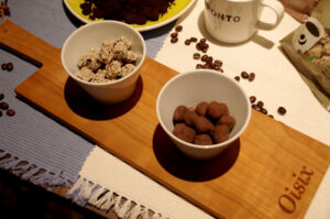 左から「コーヒーから生まれた黒糖あられ」と「コーヒーから生まれたチョコあられ」（オイシックス・ラ・大地）
