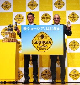 日本コカ・コーラの朴英俊マーケティング本部コーヒー事業部部長（左）