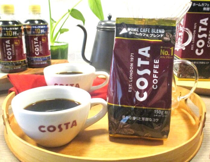 「ホームカフェ」シリーズ。レギュラーコーヒー（中央）、リキッドコーヒー（右奥）、濃縮コーヒー（左奥）