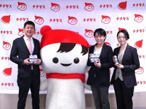 左からチチヤスの久保貴義取締役、上垣内佳奈氏、伊藤園の堀悠子氏。チチヤスのキャラクター・チー坊を囲む。