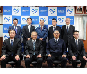 鳥取大・中島廣光学長（前列左から2人目）への報告会。同3人目が宝福一・高野昌康社長