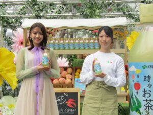 左から発売記念イベントにゲストに招かれた香音さんと、伊藤園の柿﨑美智子さん