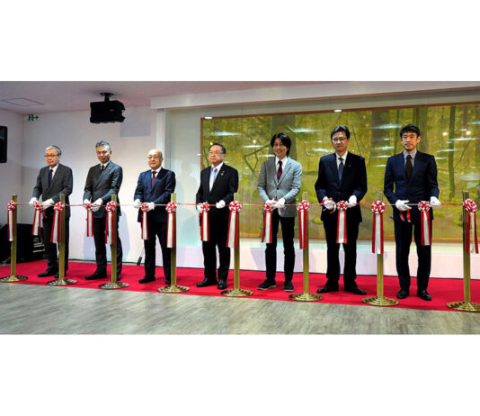 （左から）津製作所 馬瀬嘉昭専務、伊藤ハム米久ＨＤ小山剛上席執行役員、大阪大学・桑畑進工学研究科長、金田安史副学長、松﨑典弥教授、凸版印刷遠藤仁常務、シグマクシス桐原慎也ディレクター