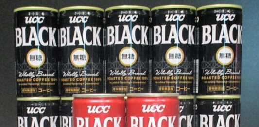 手前から「UCC BLACK 無糖 New Ground Fruity Blend」(185g缶)と「UCC BLACK 無糖」(185g缶)。 - 食品新聞 WEB版（食品新聞社）