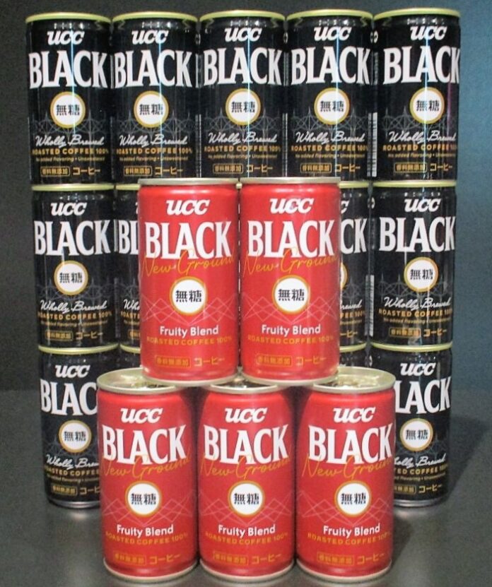 手前から「UCC BLACK 無糖 New Ground Fruity Blend」(185g缶)と「UCC BLACK 無糖」(185g缶)。