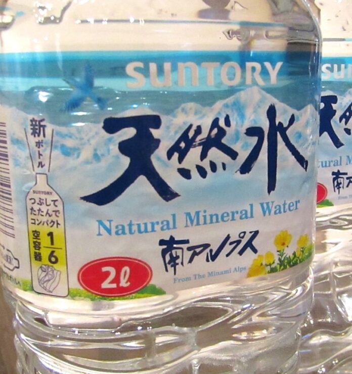 新容器の「サントリー天然水」2Lペットボトル