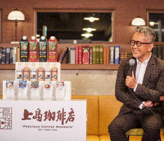 「上島珈琲店」の家庭用商品と、「上島珈琲店 青山店」で発表会に招かれた宮本亞門さん。