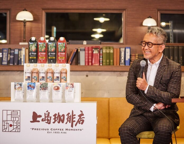 「上島珈琲店」の家庭用商品と、「上島珈琲店 青山店」で発表会に招かれた宮本亞門さん。