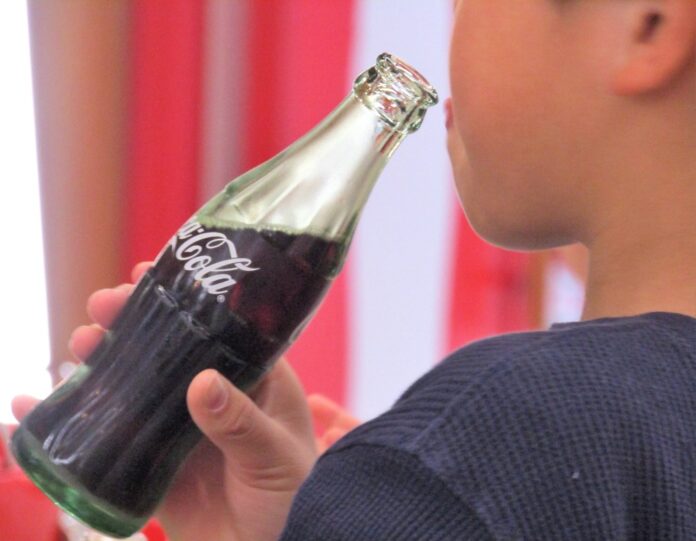 多摩工場では瓶入り「コカ・コーラ」も製造し、工場見学で試飲タイムを設けている。