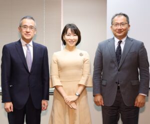 左から4月28日発表会に臨んだ長崎大学の泉川公一副学長、山本和子氏、迎寛氏