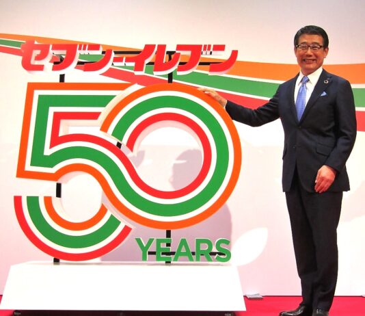 4月20日、創業50周年記者発表会に臨んだセブン‐イレブン・ジャパンの永松文彦社長