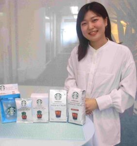取材に応じたネスレ日本の常盤馨飲料事業本部マーケティングスペシャリストと「スターバックス アイスコーヒー ブレンド」製品群の一部