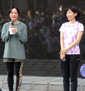 挨拶する上村愛子さん（左）と勅使河原郁恵さん - 食品新聞 WEB版（食品新聞社）