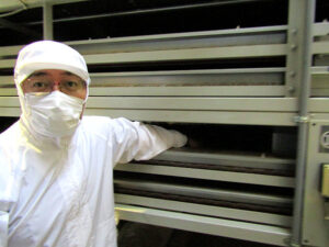 萎凋緑茶の製造ライン（萎凋工程）を説明する製茶メーカーの社長
