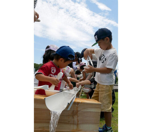 流しそうめんを楽しむ子どもたち（全国そうめんサミット2023）