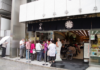 店外まで行列が続いた（山本海苔店 日本橋本店）
