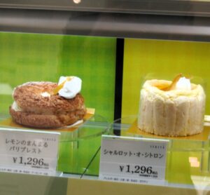 大丸札幌店で販売される「レモンのまんまるパリブレスト」（左）と「シャルロット・オ・シトロン」 - 食品新聞 WEB版（食品新聞社）