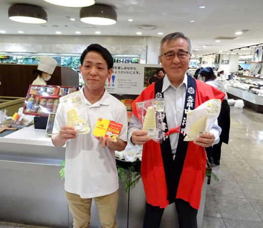 若林快卓さん㊧と奥塚正典市長（中津市）