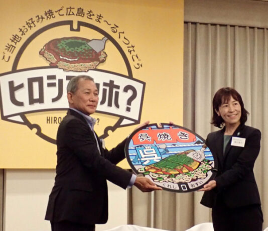 担当者に寄贈する佐々木茂喜社長㊧（オタフクホールディングス）