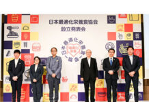 「最適化栄養食」普及へ産学医連携の団体始動 イオン×セブン×日清食品が参画 ウェルビーイングに貢献 (右から)安藤徳隆理事、永松文彦理事、村上秀徳理事、伊藤裕理事長、土谷美津子理事、佐藤可士和氏