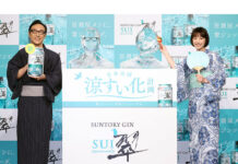 「翠ジンソーダ缶」で日本の夏を“涼すい”化!? 刷新を強力アピール 角田晃広さん㊧と夏帆さんにそっくりな氷像が登場