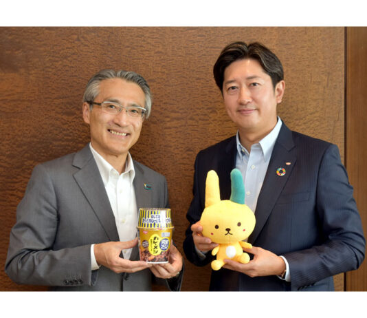 明治安田生命の永島英器社長㊧と日清食品の安藤徳隆社長