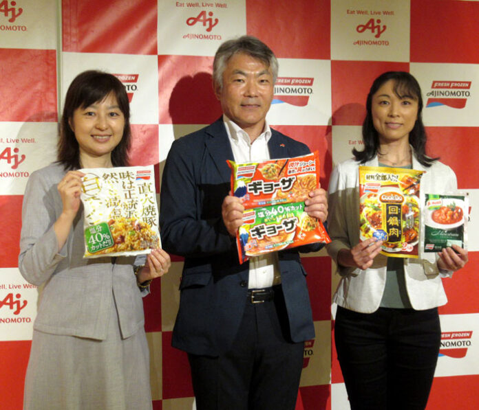 （左から）谷口玲奈部長、寺本博之社長、壽福未来マネージャー（味の素冷凍食品）