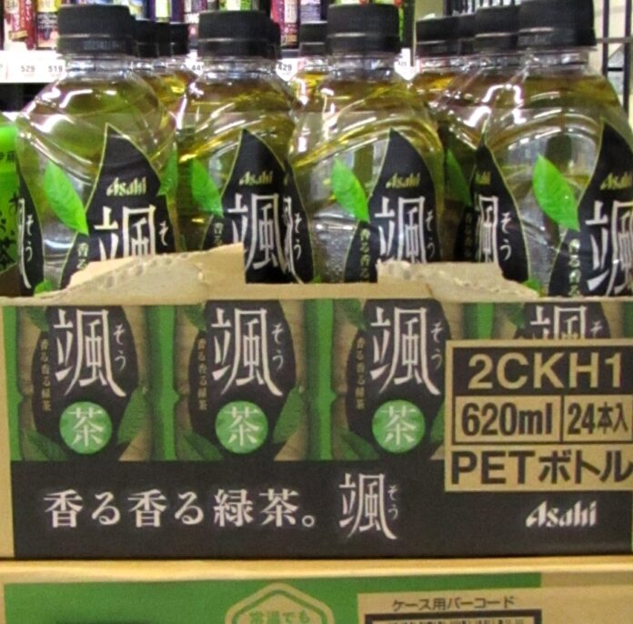 売場に並ぶアサヒ飲料の緑茶飲料・新ブランド「颯（そう）」
