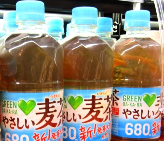 売場に並ぶ麦茶飲料「GREEN DA・KA・RA やさしい麦茶」