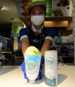 オーシャンカフェで販売している「チルアウト」限定のかき氷「チルブルーシェイブアイス」（左） - 食品新聞 WEB版（食品新聞社）