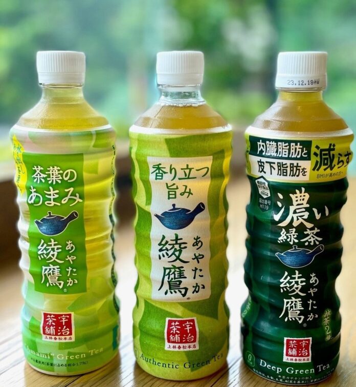 「綾鷹」の主要製品。本体（緑茶・写真中央）、「茶葉のあまみ」（写真左）と「濃い緑茶」