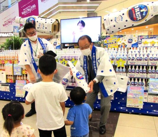 1日、イオンモール幕張新都心で活動する米女太一社長