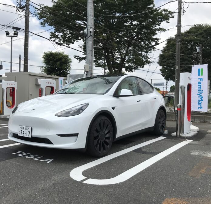 Tesla（テスラ）製EV用急速充電設備（スーパーチャージャー）