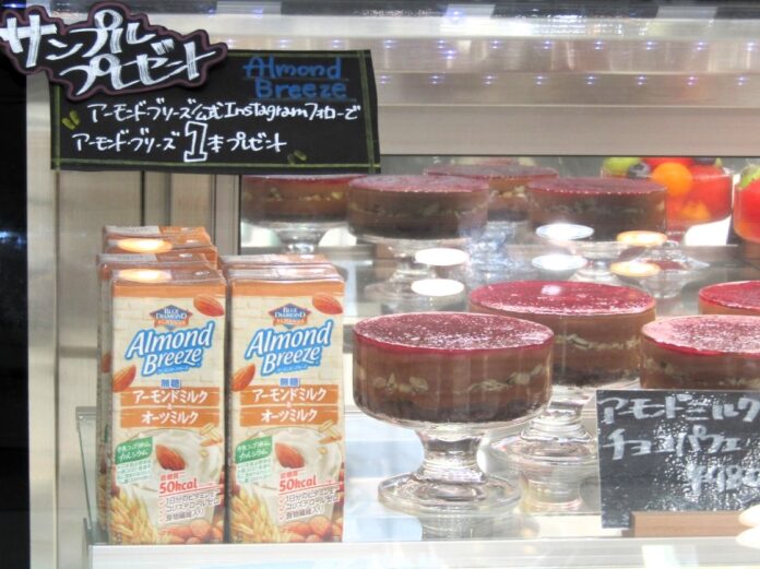 「cafe guum（カフェ グウム）」（東京都新宿区大久保1-17-7）のショーケースに並ぶ「アーモンド・ブリーズ」と「アーモンド・ブリーズ」を使った特別メニュー