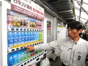 「ポカリスエット」などを70円で販売している自販機と中島正人さん - 食品新聞 WEB版（食品新聞社）