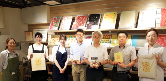 中井威社長（右から3人目）と従業員。障がい者が描いた絵を初めて展示した - 食品新聞 WEB版（食品新聞社）