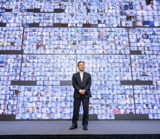 ビデオ会議システムでつながった全国各地の社員の前で挨拶する味の素AGFの竹内秀樹社長