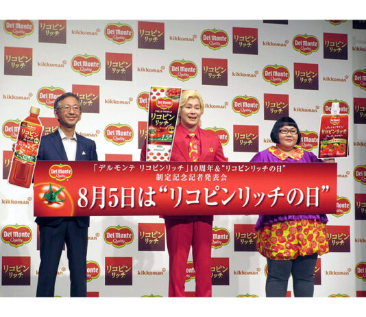 中野祥三郎社長㊧（キッコーマン食品）と“一日リコピン大使“に就任したメイプル超合金の2人