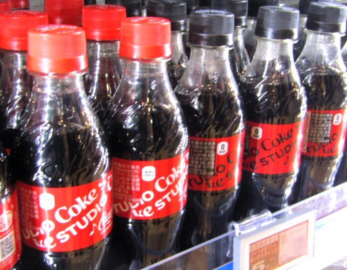 売場に並ぶ「コカ・コーラ」
