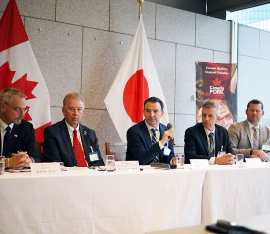 会見する両団体幹部ら（カナダ大使館）