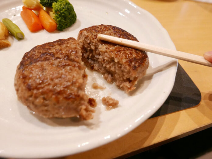 箸で押すと肉汁があふれる「JG鉄板焼ビーフハンバーグ」（日東ベスト）