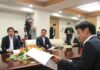青森県・宮下宗一郎知事（右）に青森県全自治体と災害協定を締結したことを報告する、みちのくコカ・コーラボトリングの谷村広和社長（左）と中村誠悦青森営業部長（中央）